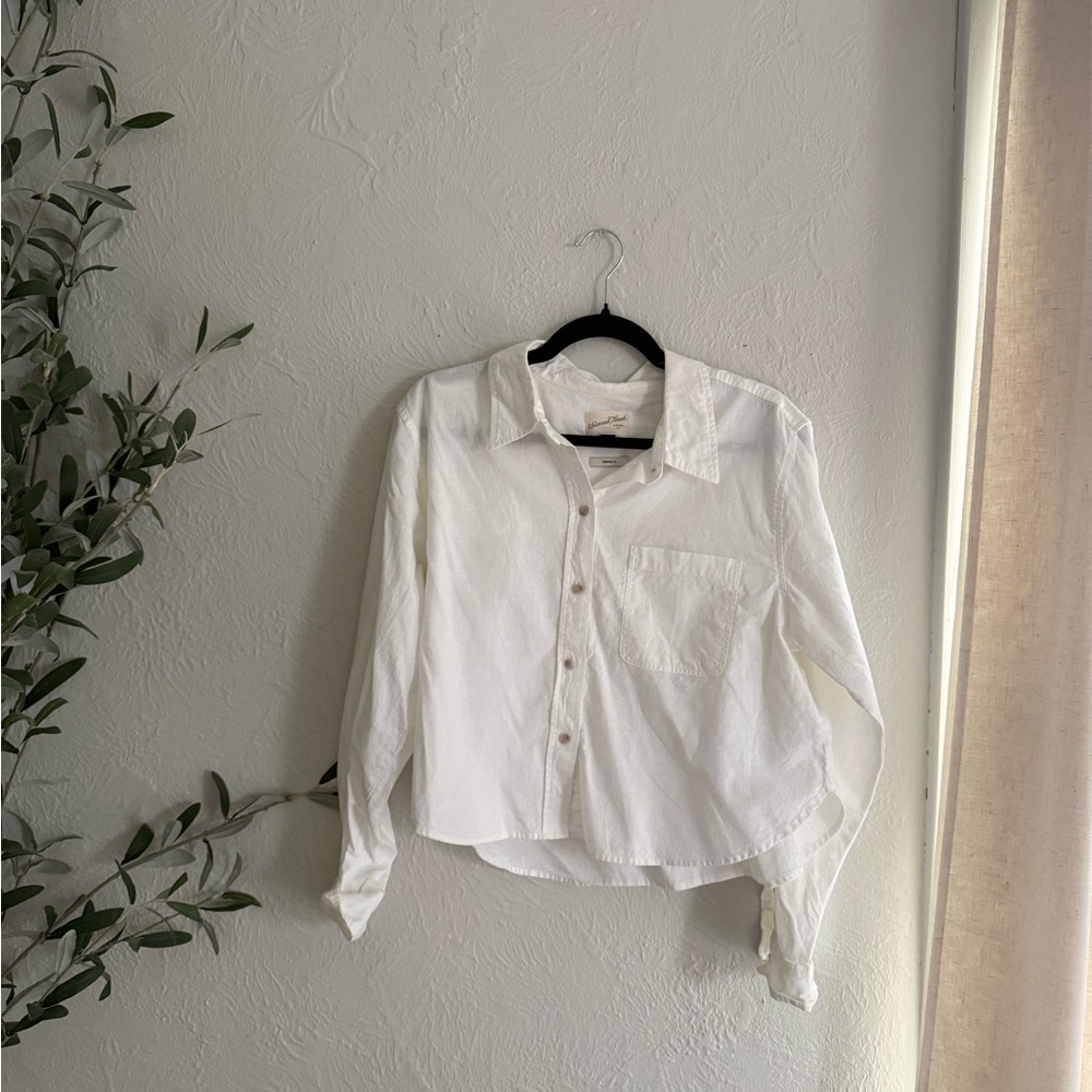 Universal Thread White Casual Button Down Shirt